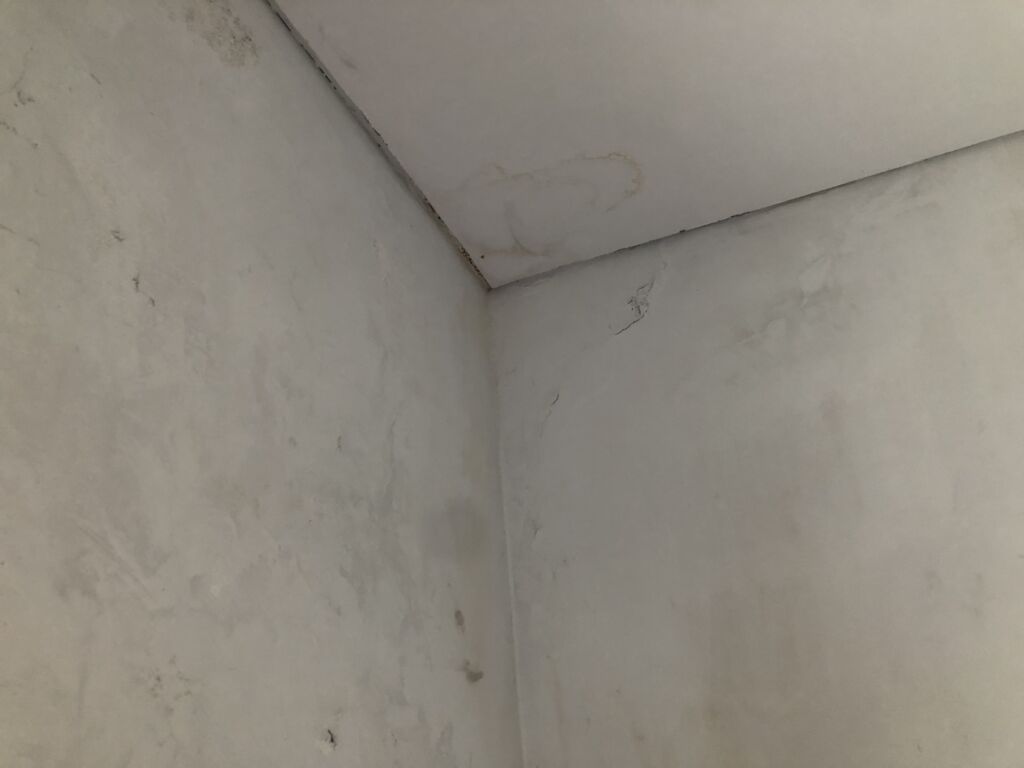 Photograph Showing A Wallwith Heavy Condensation, Featuring Numerous Water Droplets Covering The Wall. The Surrounding Ceiling And Wall Appear Damp And Slightly Darkened, Suggesting Moisture Accumulation, Typical In Environments With High Humidity.